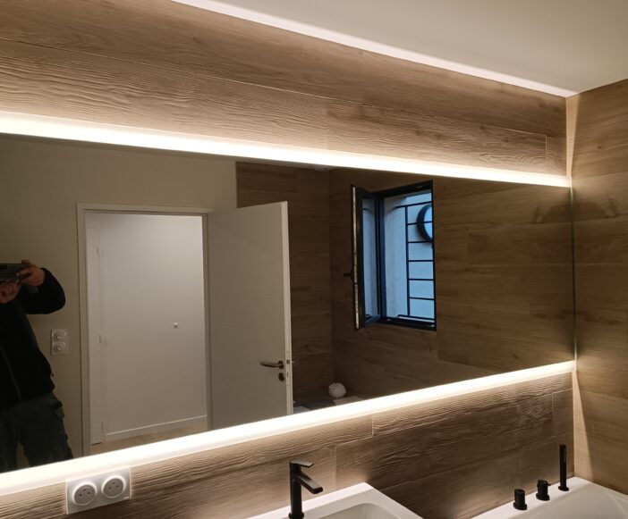 installation miroir lumineux par votre miroiterie à Nîmes