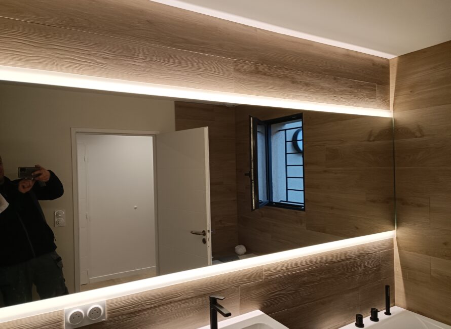 installation miroir lumineux par votre miroiterie à Nîmes
