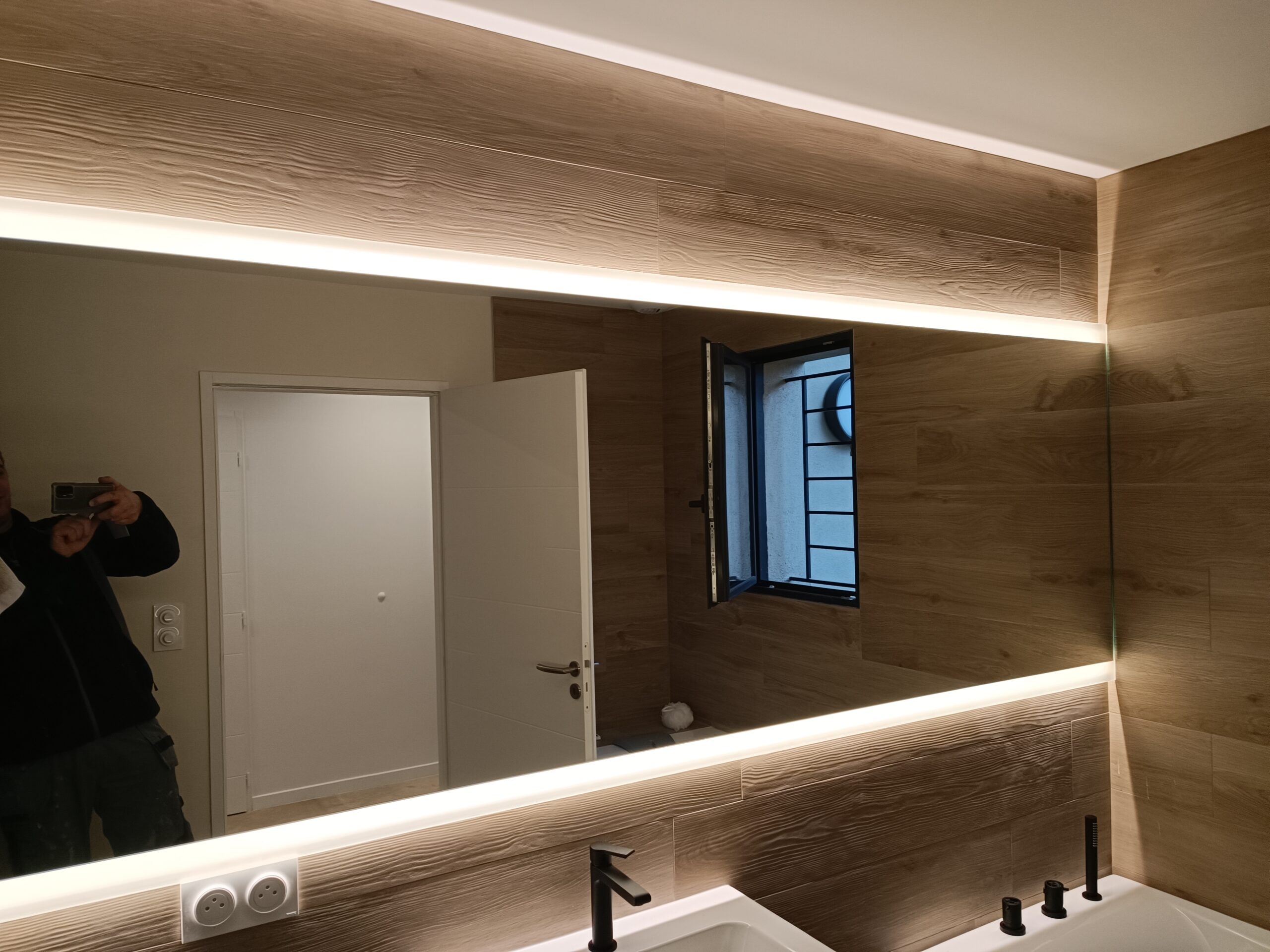 installation miroir lumineux par votre miroiterie à Nîmes