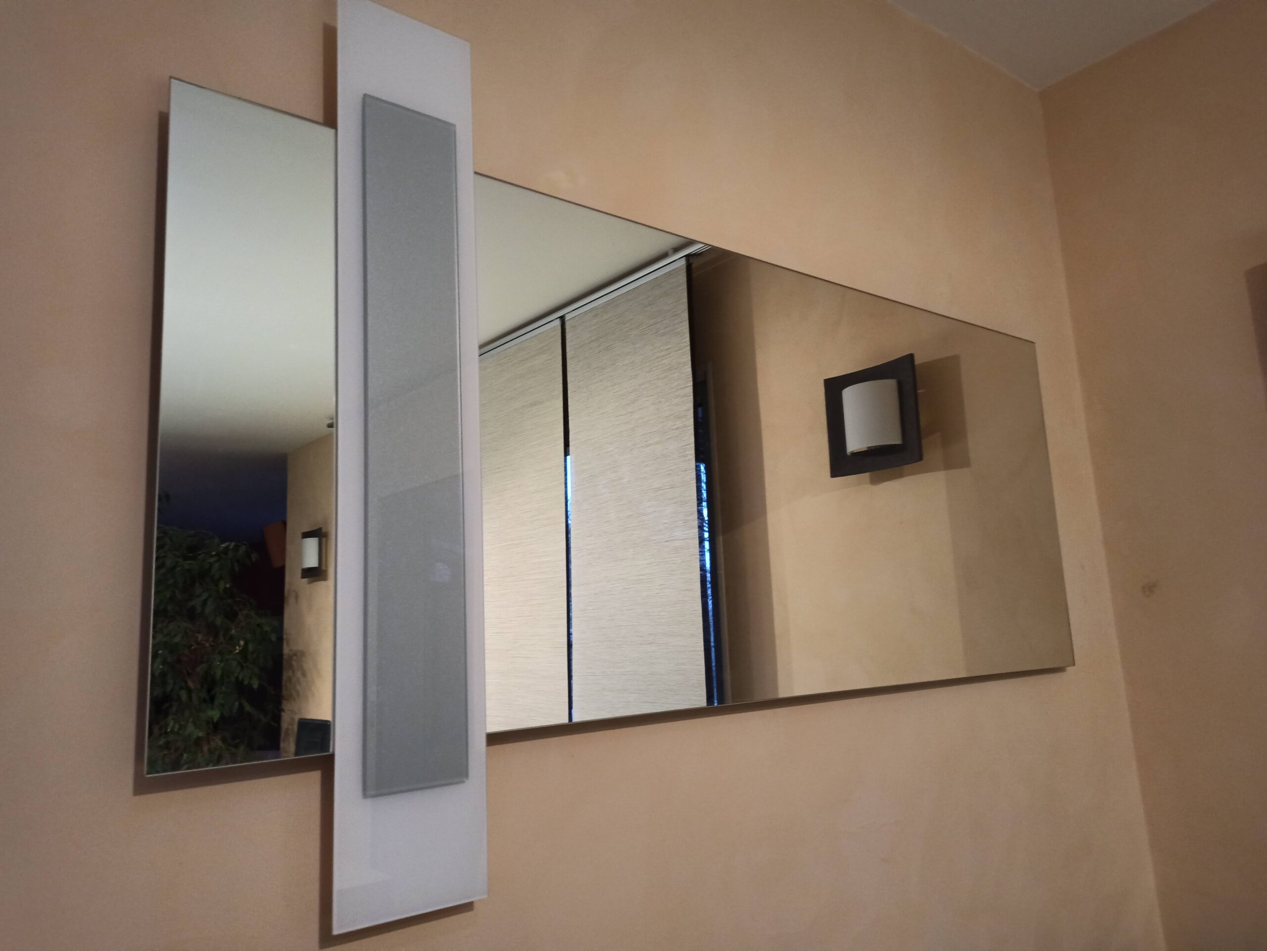 Miroiterie Gardoise répare votre miroir ou réalise une commande sur mesure.