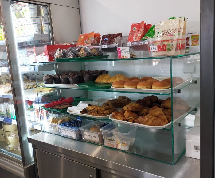 Miroiterie Gardoise réalise des vitrines alimentaires pour les commerçants gardois