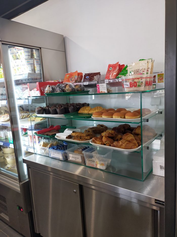 Miroiterie Gardoise réalise des vitrines alimentaires pour les commerçants gardois