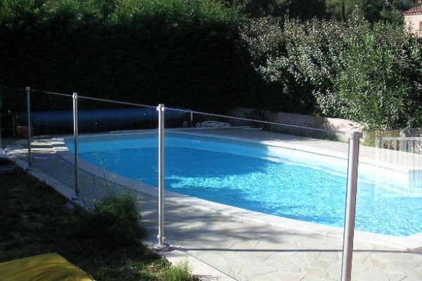 vos barrières de piscines réalisées par les services de Miroiterie Gardoise