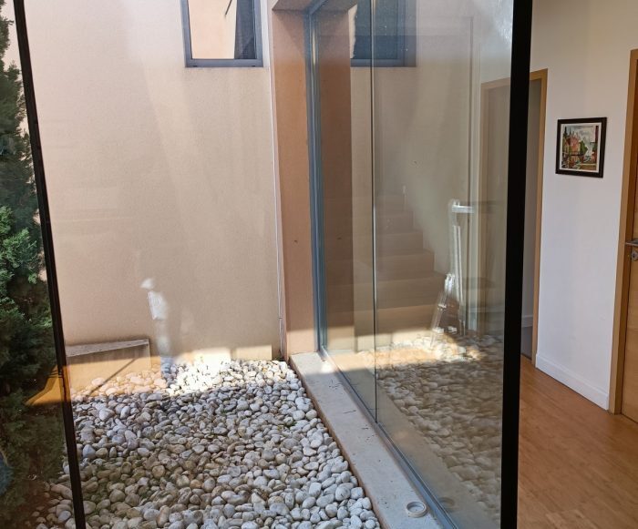 paroi vitrée double vitrage sur patio, dans le Gard