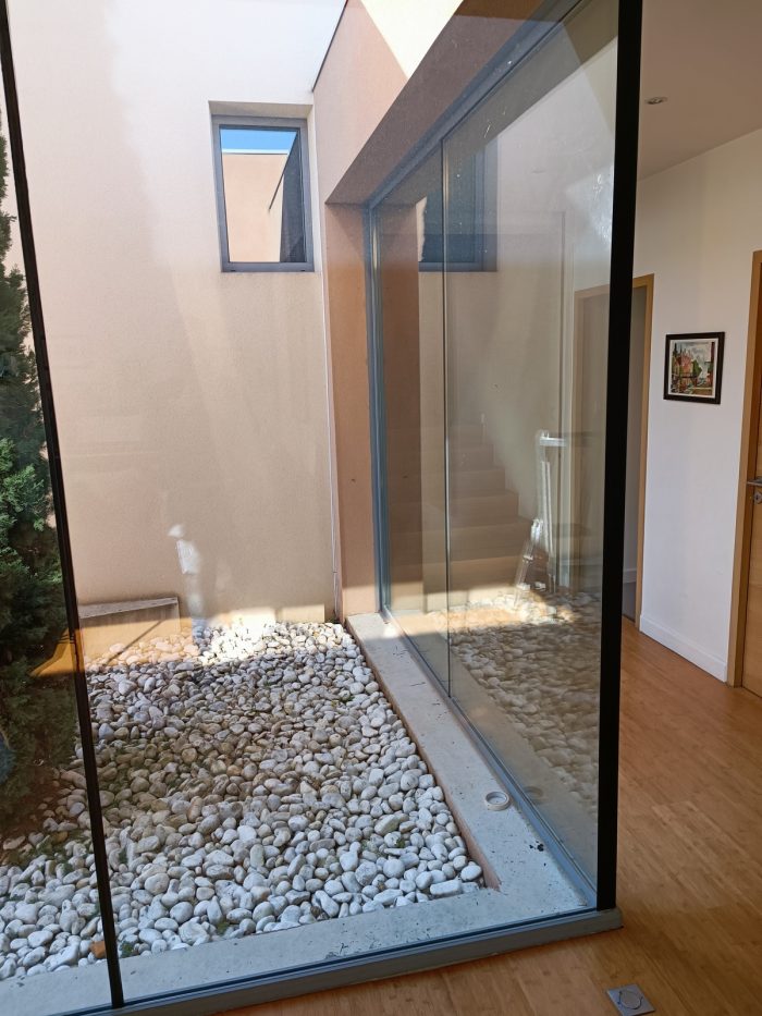 paroi vitrée double vitrage sur patio, dans le Gard