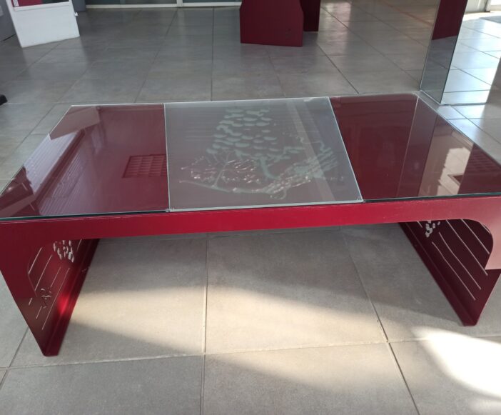 Table basse en métal par Miroiterie Gardoise, conçue dans le Gard.