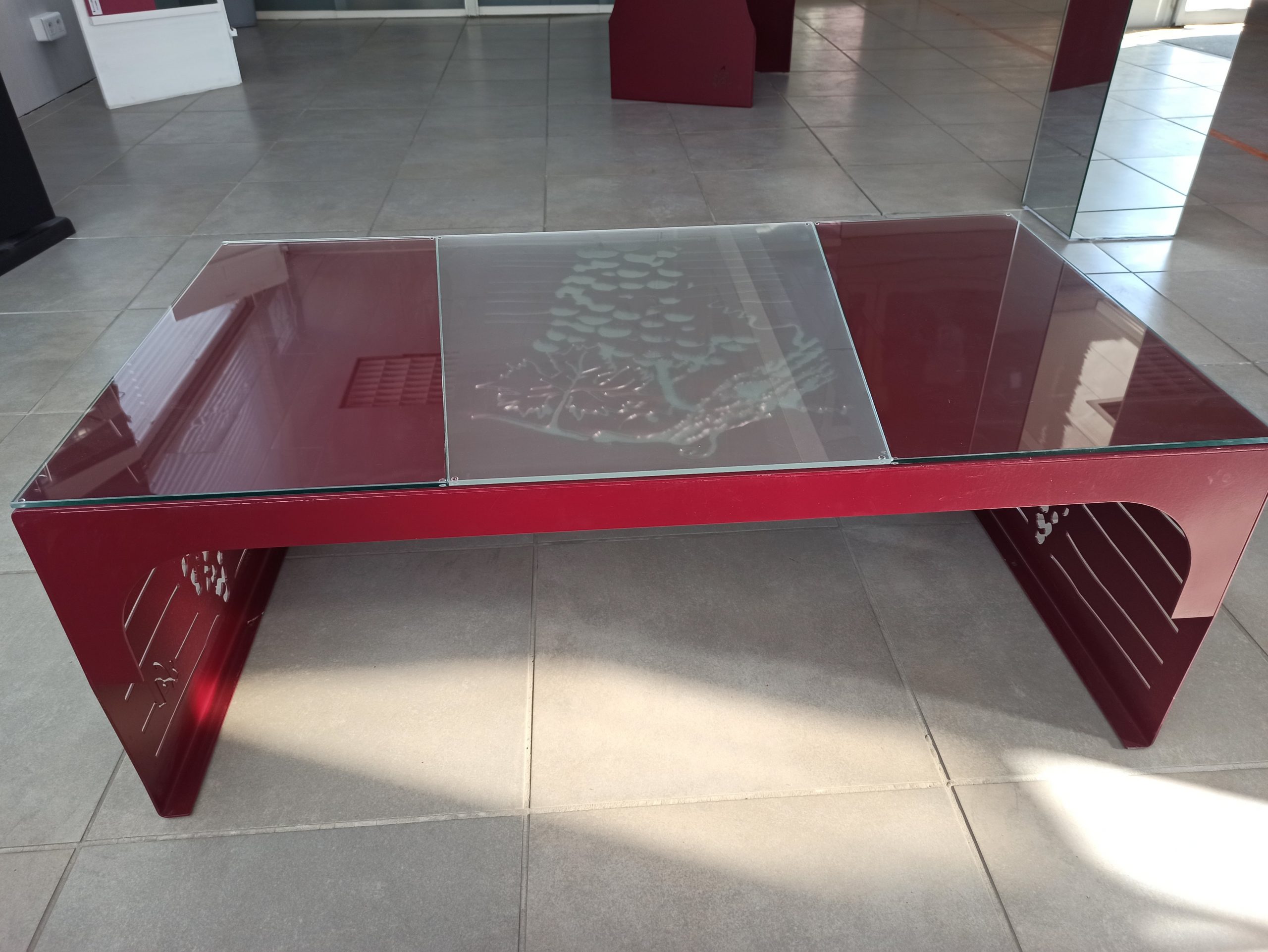 Table basse en métal par Miroiterie Gardoise, conçue dans le Gard.