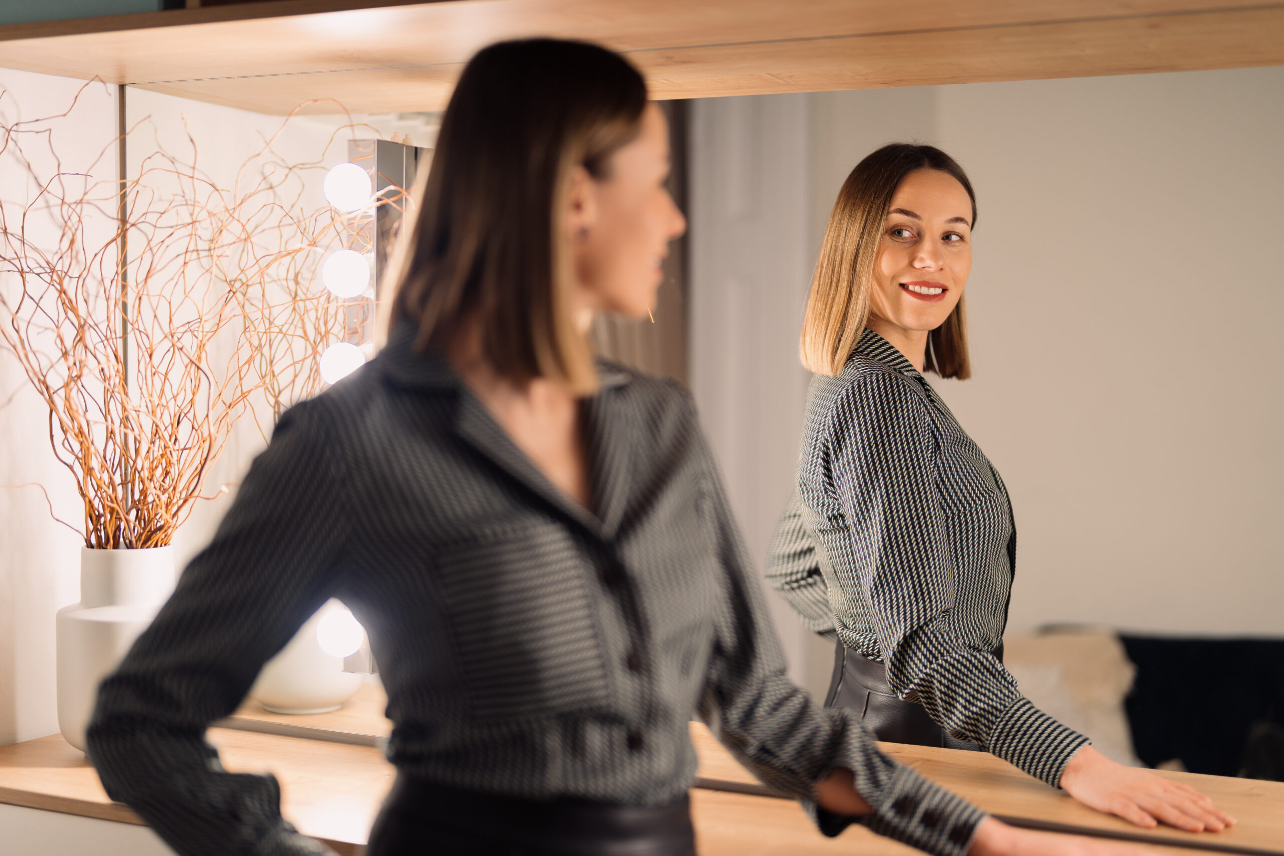 Femme dans miroir - Miroiterie Gardoise