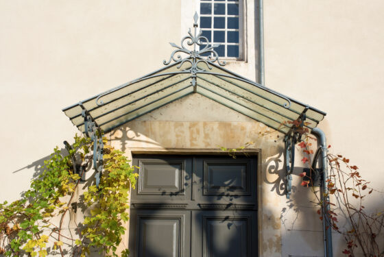 Un auvent de porte d'entrée pour protéger de la pluie, par Miroiterie Gardoise